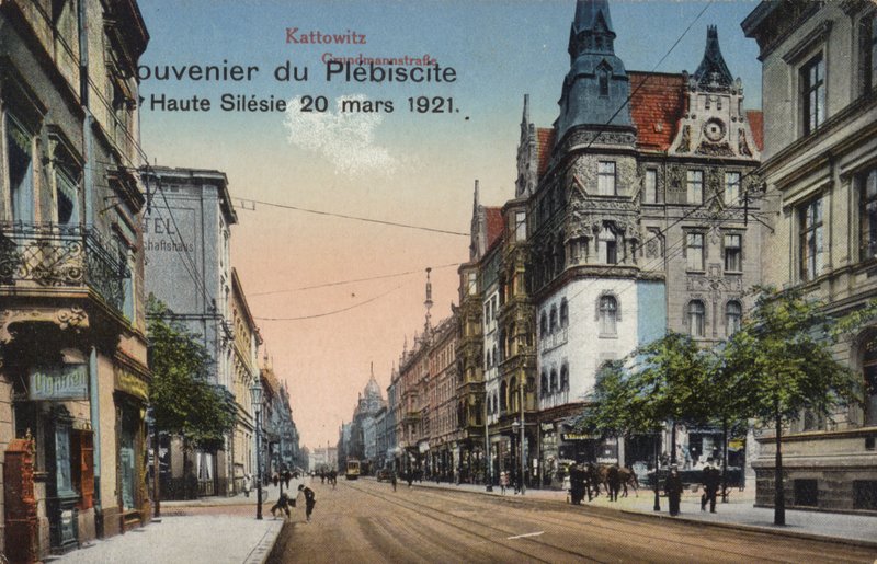 Strada a Katowice, Polonia, cartolina souvenir che commemora il plebiscito in Alta Slesia tenutosi il 20 marzo 1921 per determinare parte del confine tra Polonia e Germania da Photographer German