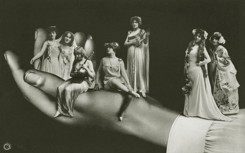 Mano surreale che tiene donne assortite da Photographer German