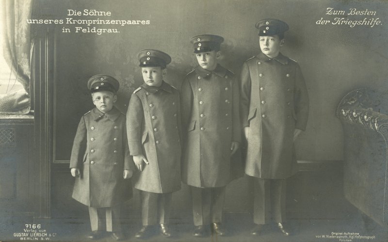 I figli del principe ereditario Guglielmo di Germania in uniforme militare da Photographer German