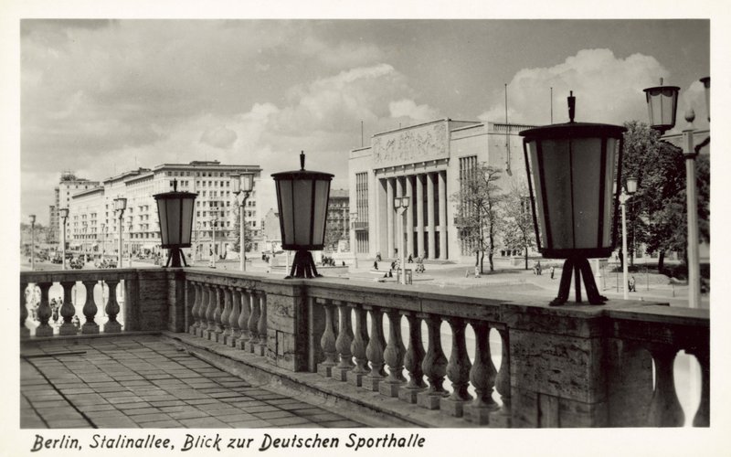 Vista della Deutschen Sporthalle, Stalinallee, Berlino Est, anni 