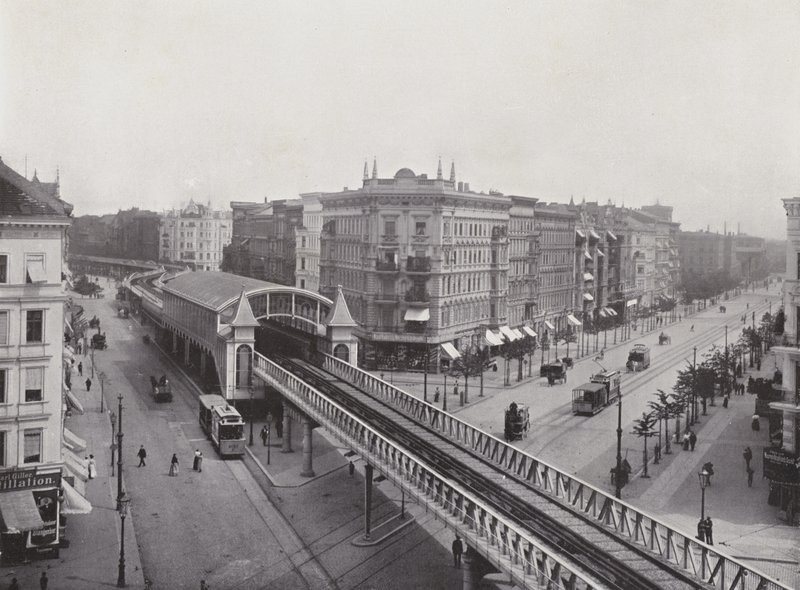 Wiener Strasse con stazione della metropolitana sopraelevata da Photographer German