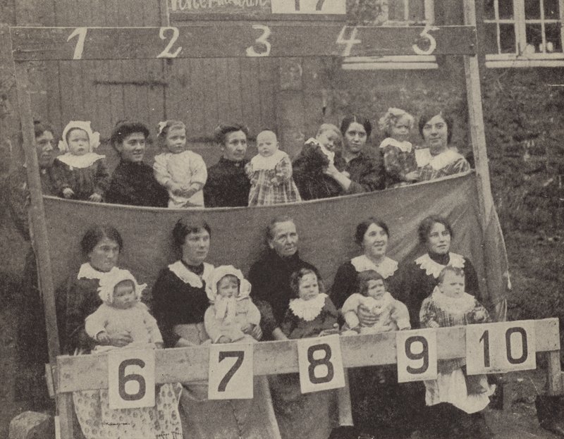 Donne e bambini della Francia del Nord occupata posano per una fotografia tedesca da Photographer German