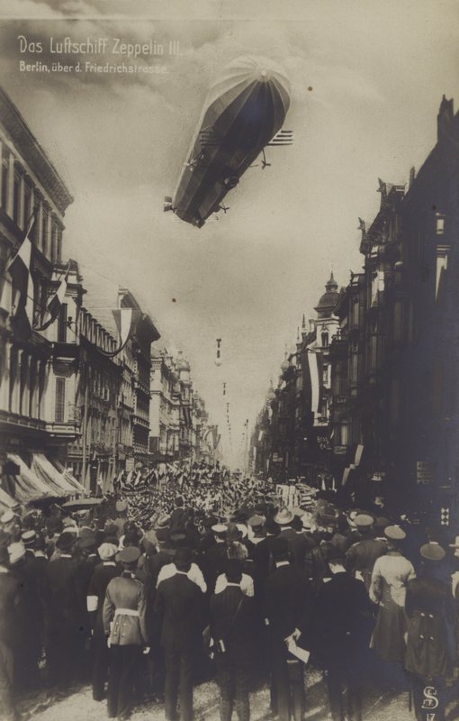 Zeppelin LZ III che vola sopra Friedrichstrasse, Berlino da Photographer German