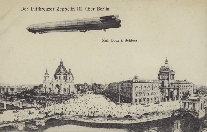 Zeppelin LZ III che vola sopra Berlino da Photographer German