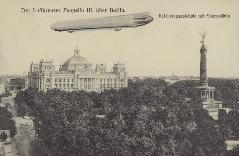Zeppelin LZ III che vola sopra Berlino da Photographer German