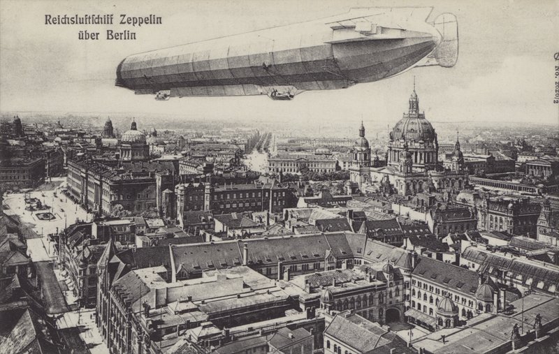 Dirigibile Zeppelin che vola sopra Berlino da Photographer German