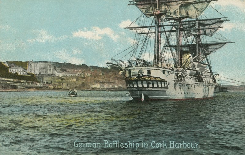 Nave da guerra tedesca nel porto di Cork, Irlanda da Photographer Irish