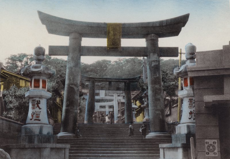 Giappone, c.1912: Grande Torii al Santuario di Suwa, Nagasaki da Photographer Japanese