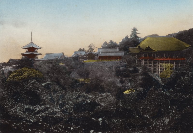 Giappone, c.1912: Tempio di Kiyomizu noto per il suo palco sospeso sul bordo del precipizio e una vista panoramica della città di Kyoto da Photographer Japanese