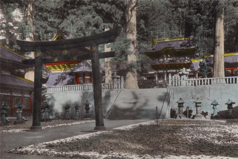 Giappone, c.1912: Mausoleo e terreno del primo Shogun, Iyeyasu della dinastia Tokugawa, quasi 300 anni, Nikko da Photographer Japanese