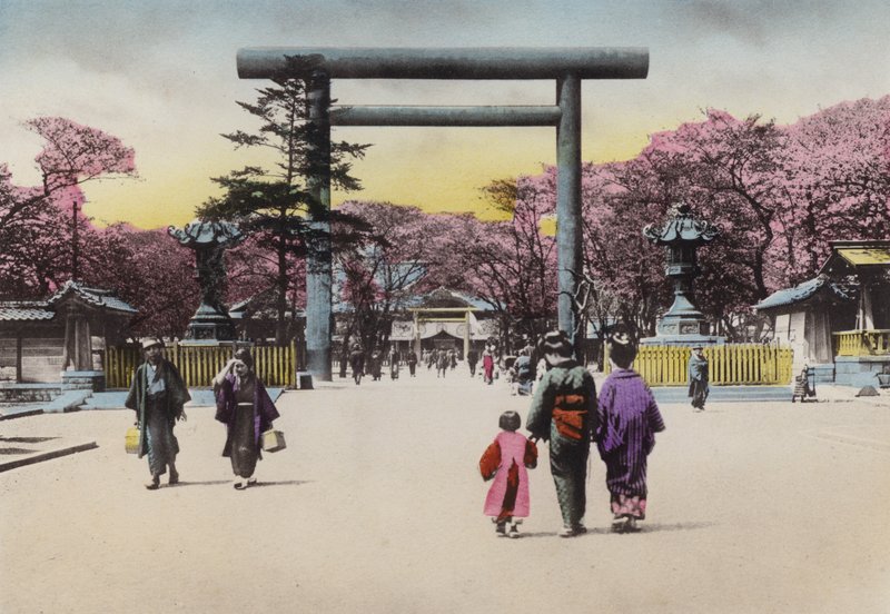 Giappone, c.1912: Il gigantesco Torii di bronzo per Shokonsha o Santuario di invocazione degli spiriti per i soldati morti nei conflitti nazionali, Tokyo da Photographer Japanese