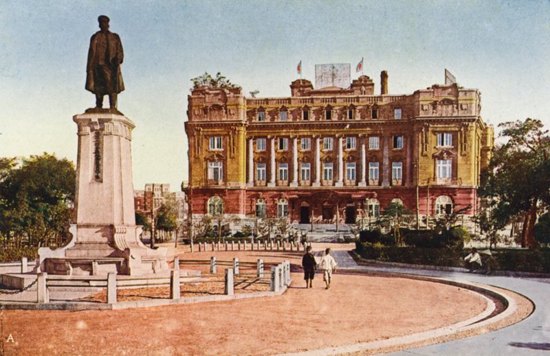 Manciuria: Hotel Yamato, La statua del generale Oshima a Dairen da Photographer Japanese