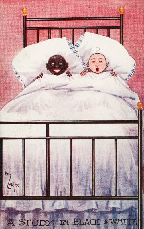 Bambini bianchi e neri in un letto da Reg Carter
