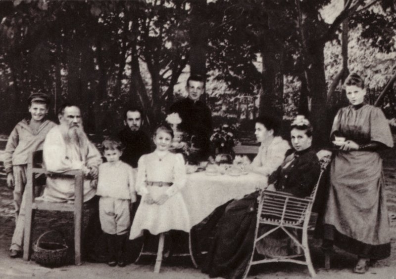 L N Tolstoi con la sua famiglia al tavolo da tè nel parco, Yasnaya Poliana, 1892 da Russian Photographer