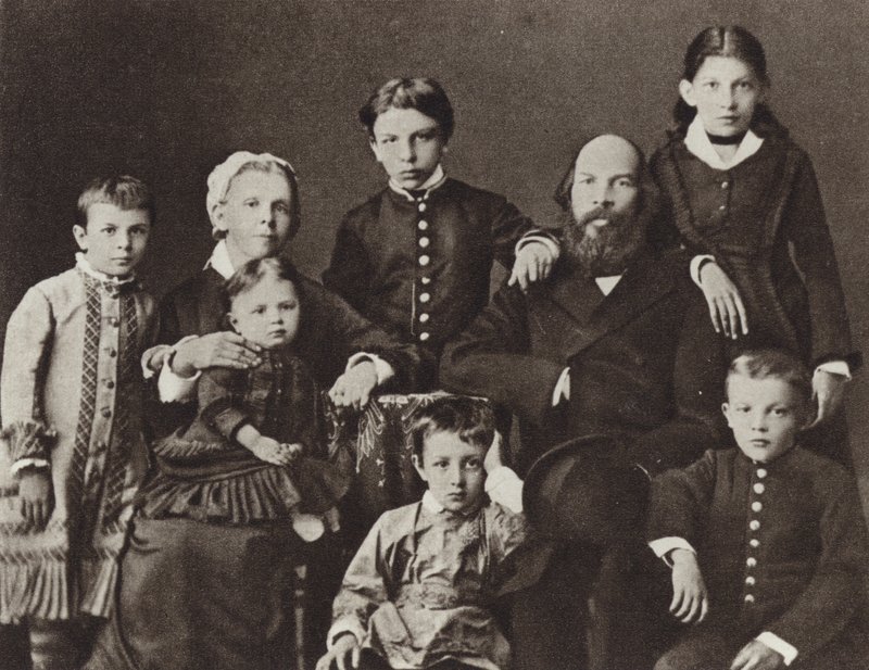 Lenin con la sua famiglia, Simbirsk, 1879 da Russian Photographer