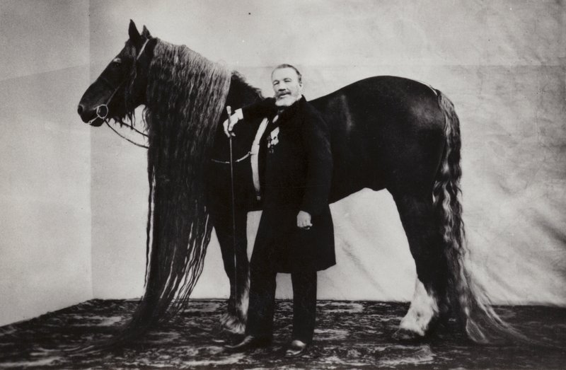 Artista circense russo Akim Nikitin con un cavallo da Russian Photographer