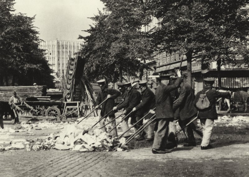 Berlino: Spazzini di Strada al Wittenberg-Platz da Sasha Stone