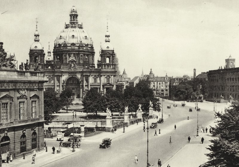 Berlino: Vor der Schlossbrücke da Sasha Stone
