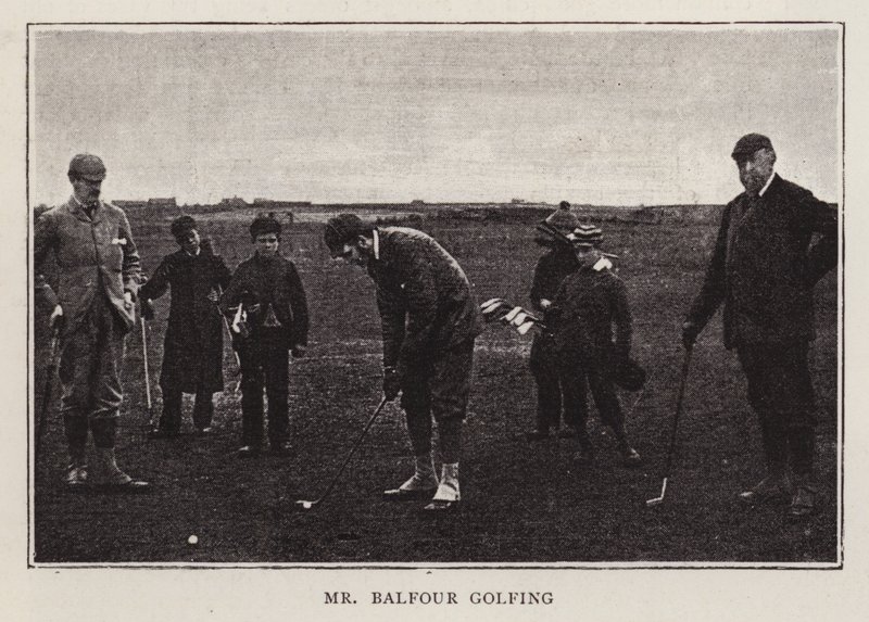 Il politico conservatore britannico Arthur Balfour che gioca a golf da Scottish Photographer