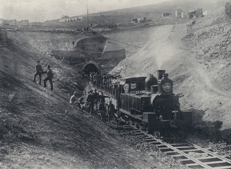 Tunnel di Charlestown e Locomotiva della Natal Government Railway da South African Photographer