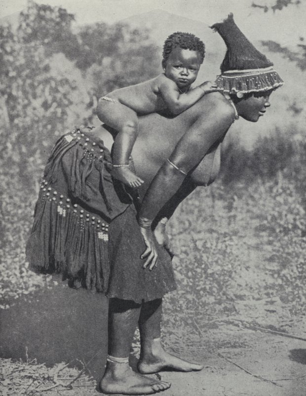 Donna che porta il suo bambino sulla schiena, Sudafrica (foto in b/n) da South African Photographer