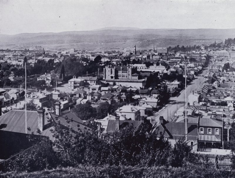 Launceston: Vista da Upper Brisbane Street, con vista su Brisbane e Paterson Streets, State High School al centro da Stephen Spurling