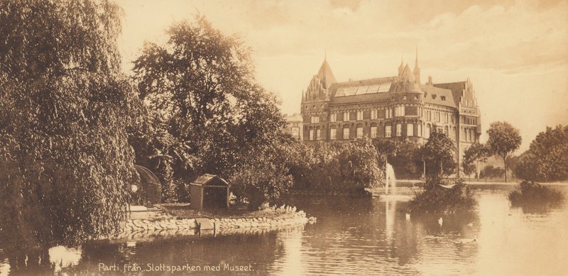 Malmo: parte del parco del castello con il museo (foto b/n) da Swedish Photographer