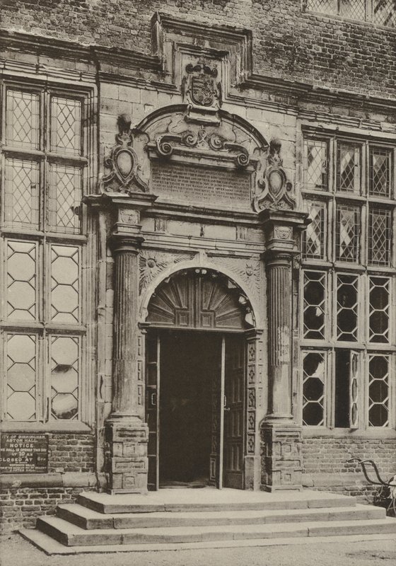 Portale, Aston Hall, Warwickshire (foto in bianco e nero) da William Galsworthy Davie