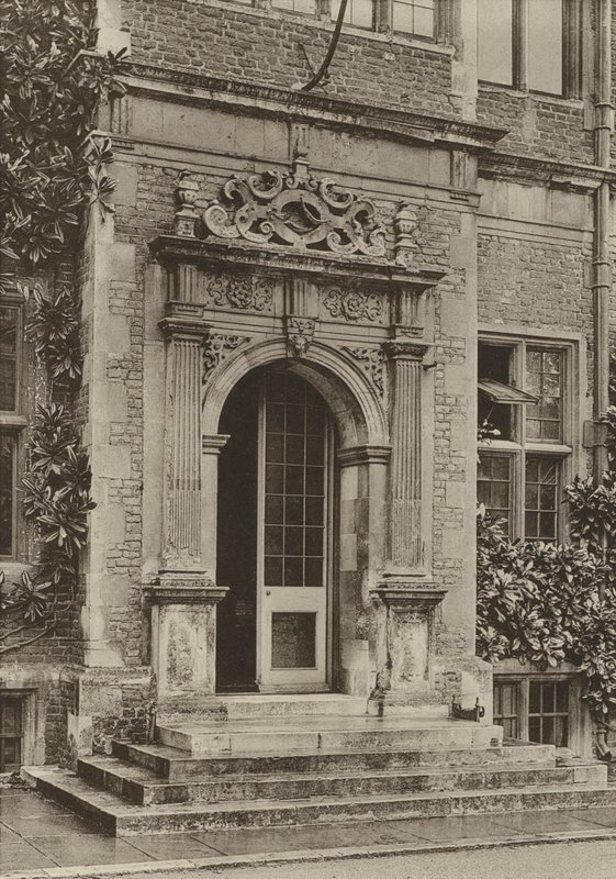 Porta, Nel Cortile, Hatfield House da William Galsworthy Davie