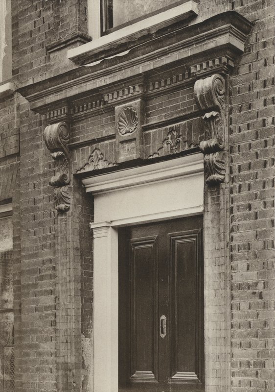 Porta, Longbridge House, Farnham, Surrey da William Galsworthy Davie