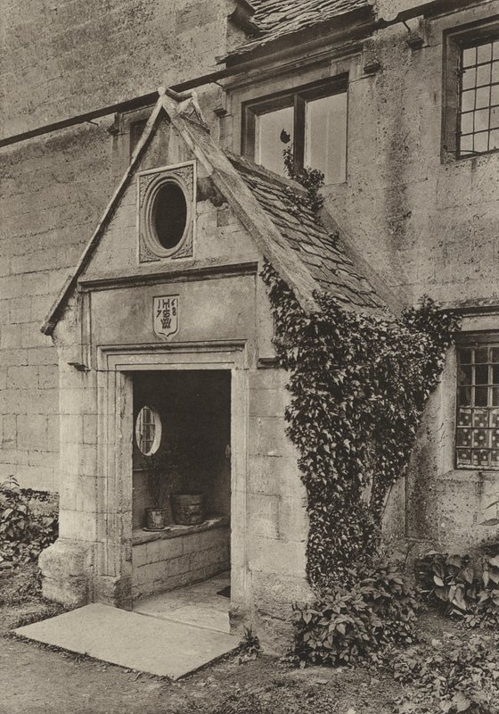 Porta, Porch at Cap Mill, Painswick, Gloucestershire (foto in bianco e nero) da William Galsworthy Davie