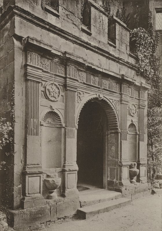 Porta, Portico alla Gate House, Kenilworth da William Galsworthy Davie