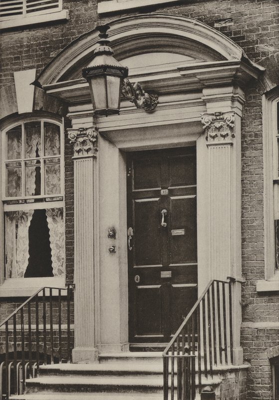 Portale, Southgate Street, Winchester (foto in bianco e nero) da William Galsworthy Davie