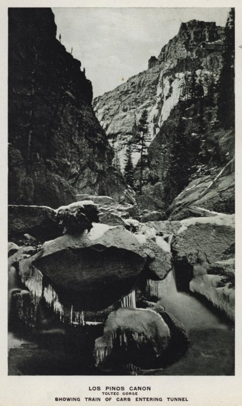 Canyon del Colorado: Los Pinos Canon, Toltec Gorge, con treno che entra nel tunnel (foto in b/n) da William Henry Jackson