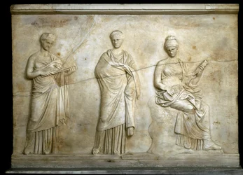 Arte greca: rappresentazione di tre Muse