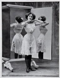 Modella che presenta il corsetto Thylda, foto Félix - in 