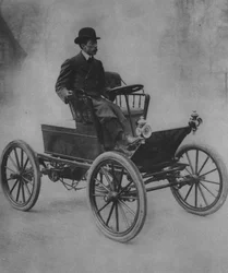Santos Dumont che Guida la Sua Auto