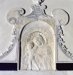 Bassorilievo di una Madonna con Bambino (marmo)