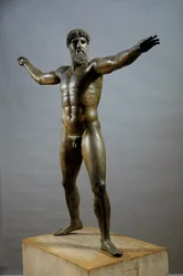 Arte greca: «Poseidone» (o Zeus) - Scultura in bronzo attribuita allo scultore Kalamis (480-460 a.C.). Da capo Artemision, dimensioni 209 cm - Atene, Museo archeologico nazionale