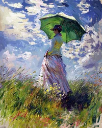 Donna vestita con ombrello che cammina su una collina verde in primavera