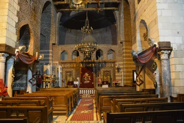 Interno della chiesa di San Mercurio ad Abu Sefein nel Cairo Vecchio, storica chiesa copta ortodossa con icone e iconostasi in legno.