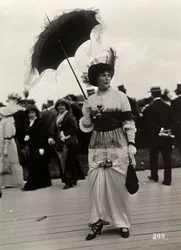 Moda alle corse: una spettatrice alla Journée des drags, Auteuil, Francia