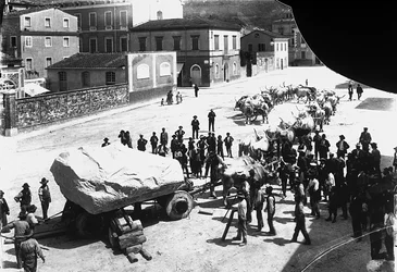 Carrara: numerosi buoi trainano un carro carico di un enorme blocco di marmo proveniente dalle cave Apuane