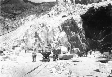 Scavatori al lavoro nella cava di marmo "Fabbricotti" nelle Alpi Apuane, Toscana (foto in bianco e nero)