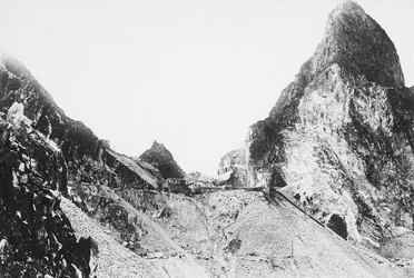 Cava di marmo nelle Alpi Apuane, Toscana
