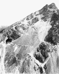 Le scogliere di una cava di marmo, nelle Alpi Apuane (foto b/n)