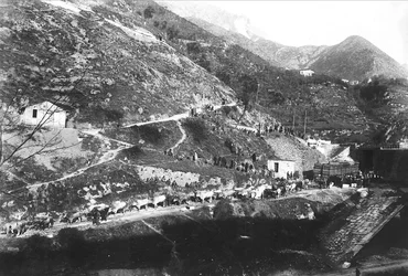 Veduta di un „poggio“ (collinetta, tumulo) nelle Alpi Apuane, ossia il luogo nella valle delle cave dove il carico di marmo viene liberato dalle corde e caricato su carri trainati da buoi
