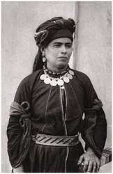 Signora curda nel suo miglior costume, Iraq, 1925
