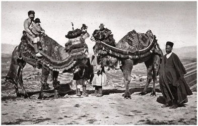 Pellegrini con i loro cammelli in viaggio verso Karbala, Iraq, 1925