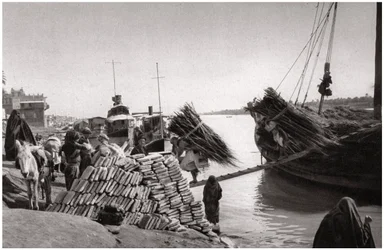 Scarico di merci da una barca, Muhaila, Baghdad, Iraq, 1925